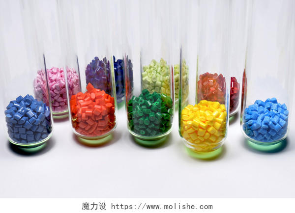 在实验室的测试杯中的几种染色的聚合物树脂